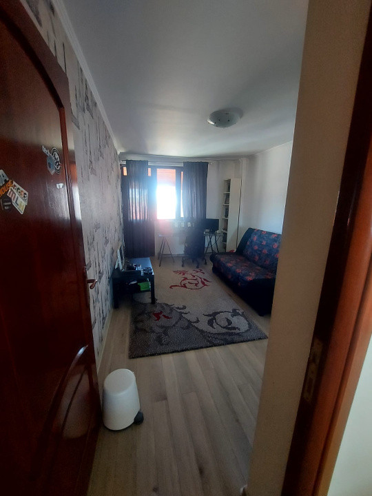 Apartament -5 camere -decomandat-Zona Fundeni