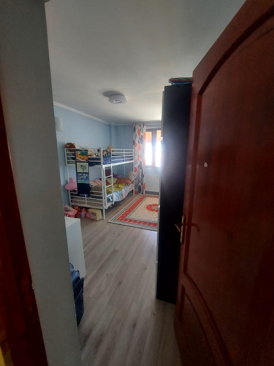 Apartament -5 camere -decomandat-Zona Fundeni