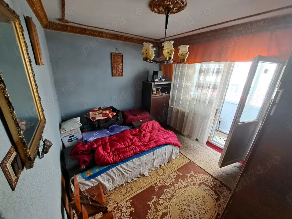 Apartament-4-camere-DECOMANDAT-PIATA-RESITA-MOLDOVENI