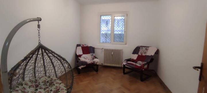 Apartament -3 camere -decomandat-Zona Titan