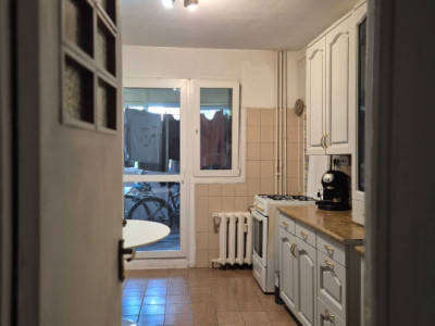 Apartament 4 camere + boxa subsol-  zona Berceni