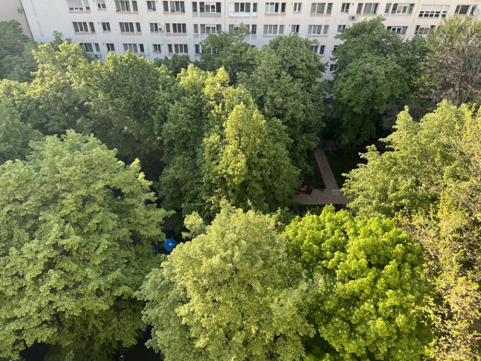 Apartament 2 camere decomandat etaj 10/10 zona Mihai Bravu