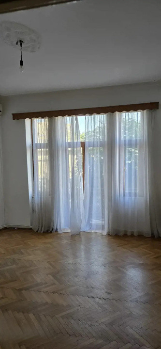 Apartament 3 camere- decomandat-zona Calea Calarasilor / Hala Traian