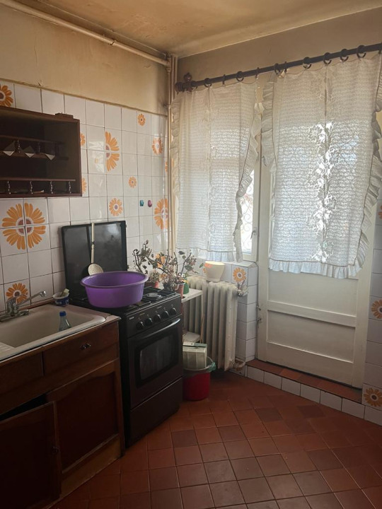 Apartament 4 Camere Decomandat 92 Mp Zona Titulescu 